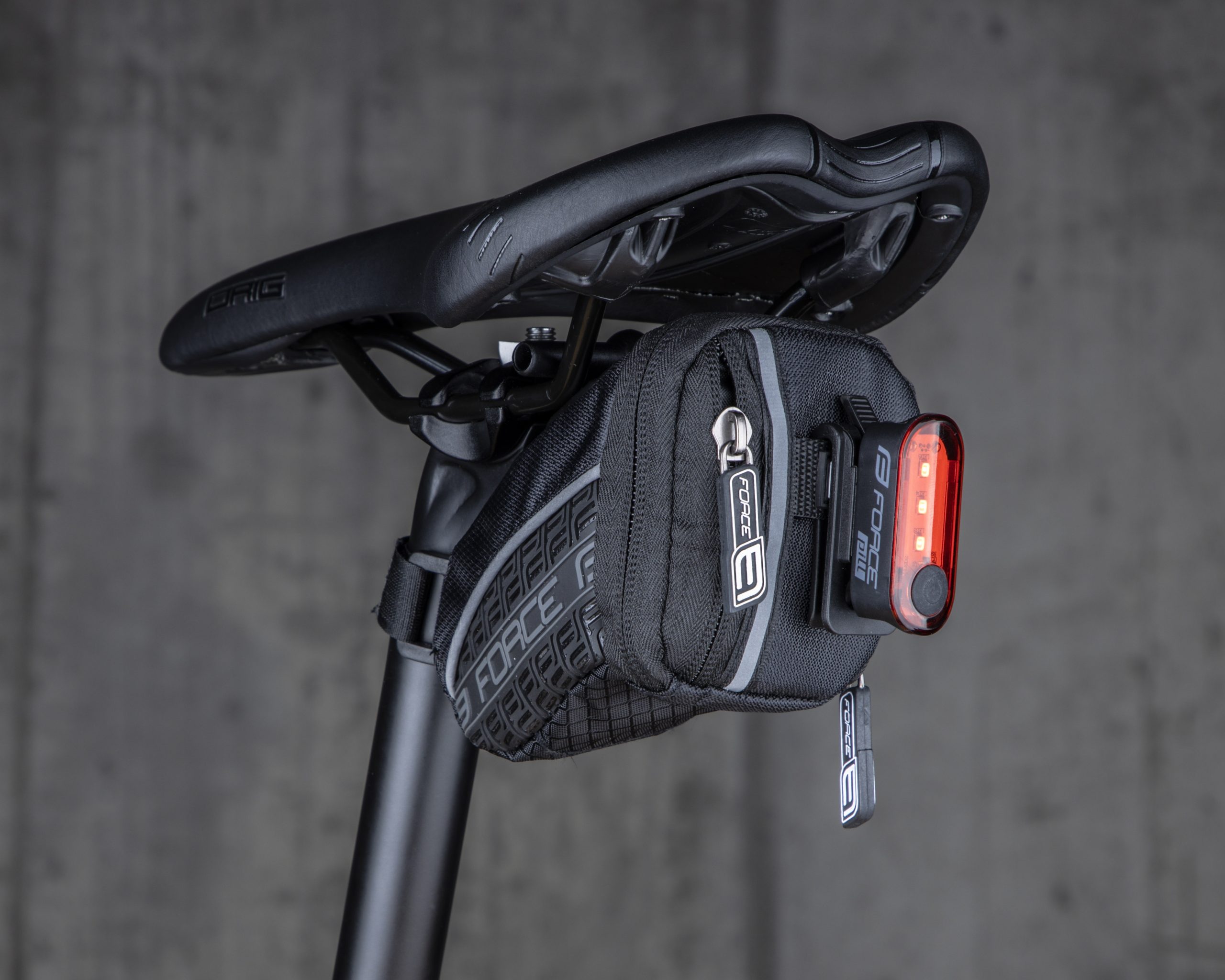 bag-saddle-force-path-black-grey-img-896171_det4-fd-11