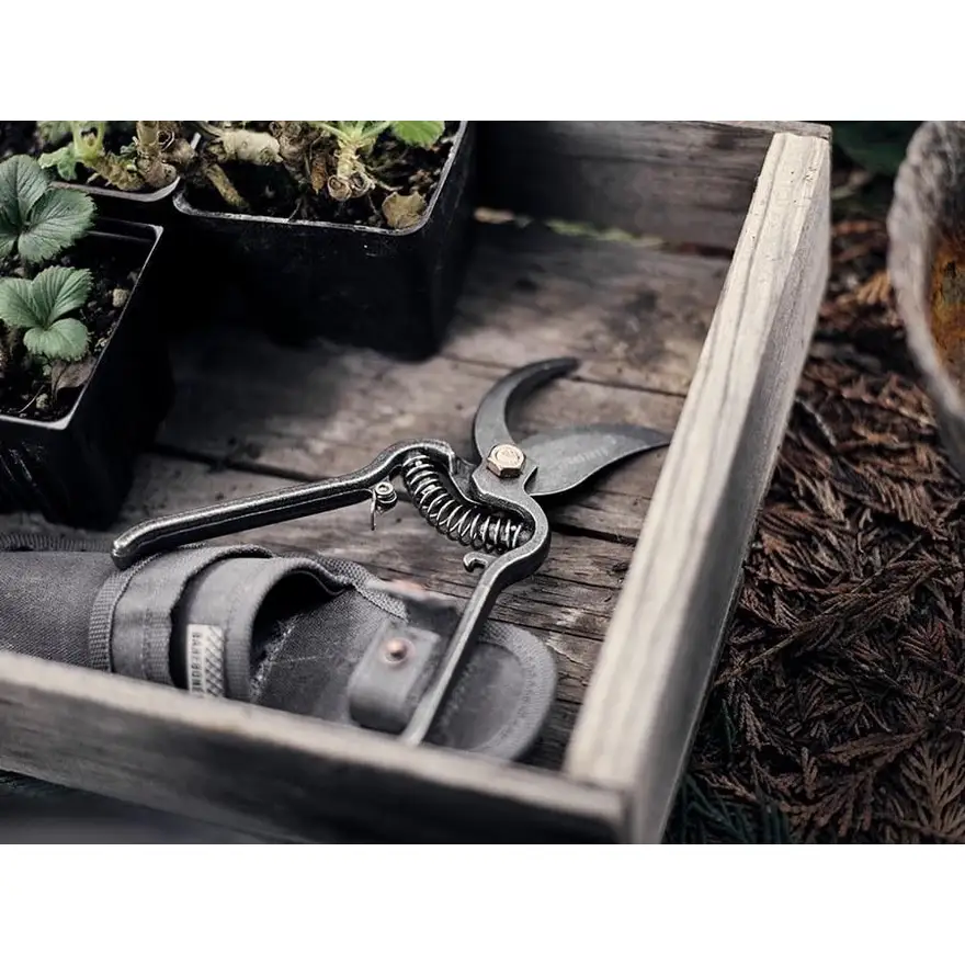 opplanet-barebones-metal-pruners-waxed-canvas-sheath-gdn-050-av-6@2x